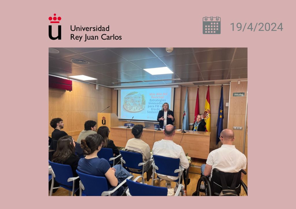 Se ve el aula de la Universidad Rey Juan Carlos y a Susana Quintás hablando como speaker