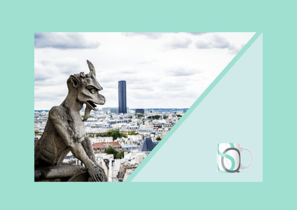 Fotografía que muestra una gárgola de piedra en primer plano, con una vista panorámica de París de fondo. En el lado derecho de la imagen, hay una taza con un diseño moderno de colores verde y gris sobre un fondo verde claro. Ideal para representar la mezcla de lo histórico y lo contemporáneo.