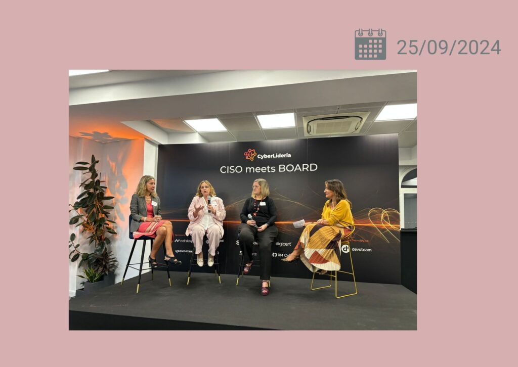 La imagen muestra un panel del evento "CISO meets BOARD", donde Susana Quintás y tres ponentes discuten sobre la colaboración entre CISOs y Consejos de Administración. En el escenario, las panelistas, incluyendo consejeras y líderes de ciberseguridad, participan en una mesa redonda moderada. Este evento, celebrado el 25 de septiembre de 2024, organizado por CyberLideria, busca resaltar la importancia de la ciberseguridad en la toma de decisiones corporativas.