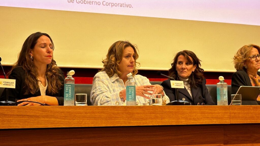 En esta fotografía tomada durante la mesa redonda en ICADE Madrid, se puede observar un momento clave del debate sobre el libro Cómo transformar desde el Consejo. Una de las autoras (Susana Quintás) interviene gesticulando con énfasis, lo que subraya la profundidad y pasión en sus reflexiones sobre gobernanza corporativa. A su lado, otras autoras del libro escuchan atentas, en un entorno académico profesional, con el logo de la Universidad Pontificia Comillas visible en los micrófonos, destacando la relevancia institucional del evento.