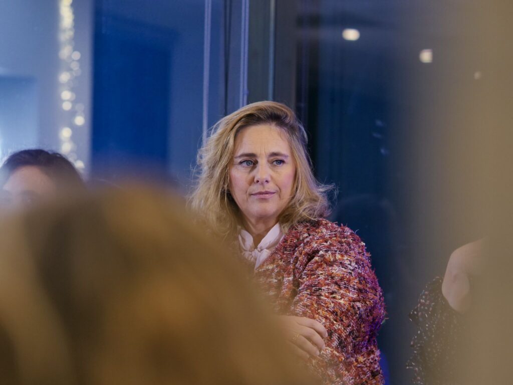 Fotografía de Susana Quintás, experta en sostenibilidad y gobernanza corporativa, capturada durante una conferencia. Susana es reconocida por su liderazgo en el ámbito empresarial, su participación en iniciativas estratégicas, y su enfoque en la sostenibilidad, la tecnología y la innovación. La imagen resalta su compromiso y experiencia profesional en eventos de alto nivel.