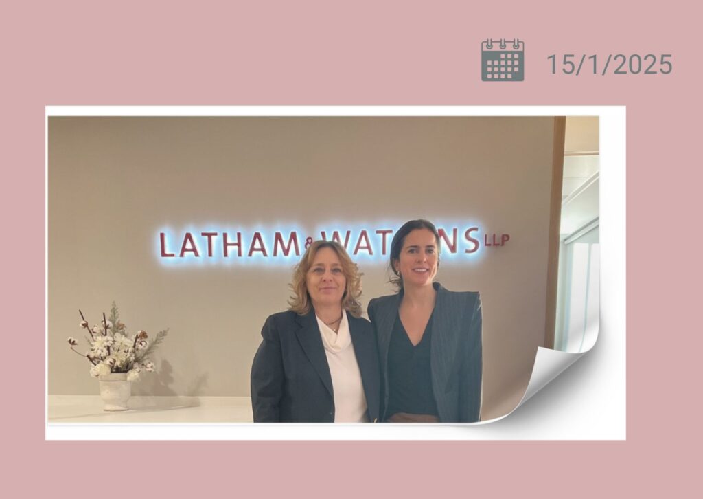 Susana Quintás y Carmen Alonso en la oficina de Latham & Watkins LLP, destacando un entorno corporativo y de liderazgo global.
