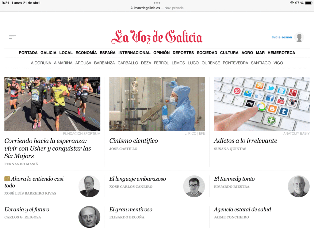 Portada de la sección de Opinión de La Voz de Galicia con artículo de Susana Quintás titulado "Adictos a lo irrelevante", sobre el impacto de las redes sociales en el pensamiento estratégico, junto a otras columnas de opinión dirigidas a líderes y altos ejecutivos.