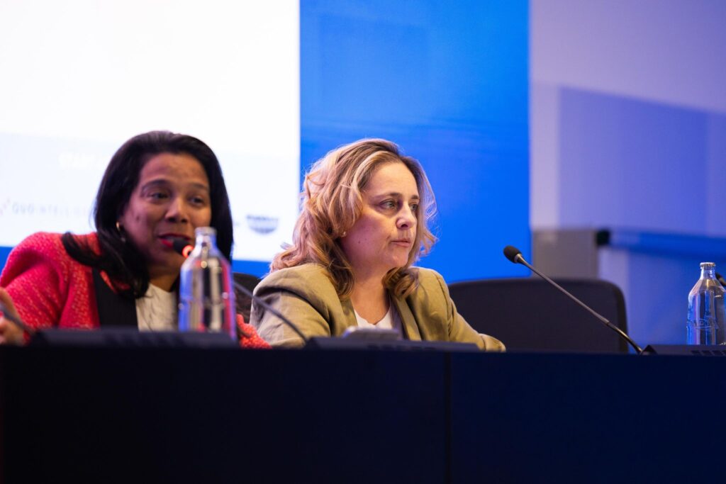 Susana Quintás y Eduvigis en una mesa redonda sobre ciberseguridad y gobierno corporativo.