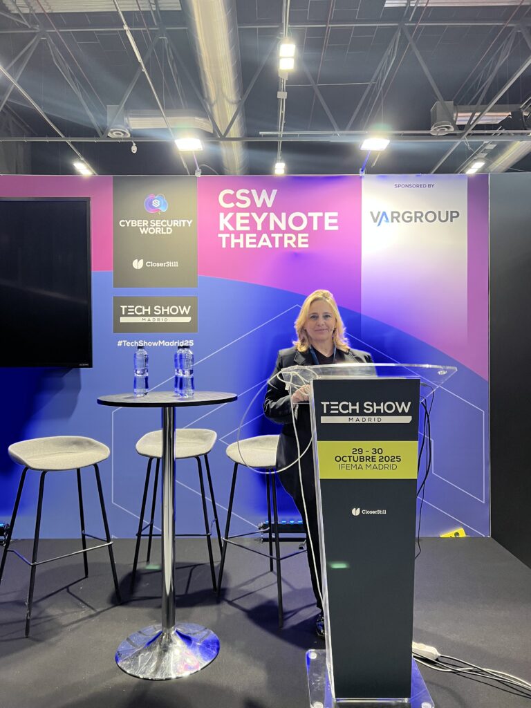 Susana Quintás en el escenario del CSW Keynote Theatre durante el Cyber Security World Madrid 2025 en IFEMA.