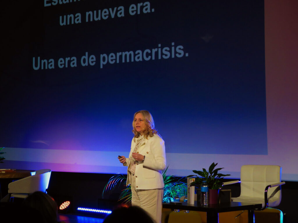 Susana Quintás impartiendo ponencia sobre transformación desde el consejo en congreso