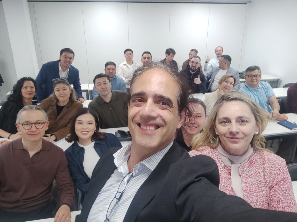 Susana Quintás junto a directivos kazajos en una masterclass de gobierno corporativo en Madrid